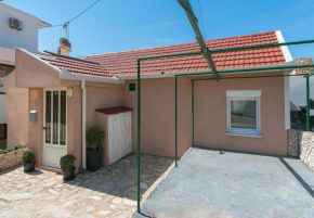 Apartment Jure, Brist